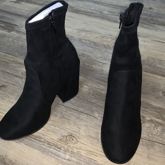 ASOS Design Ella heeled sock boots in black - Picture 3 of 4